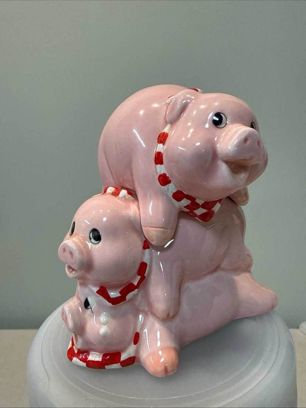 VNTG STACKING PINK PIGS SALT PEPPER SHAKERS SET CERAMIC “PAPEL”